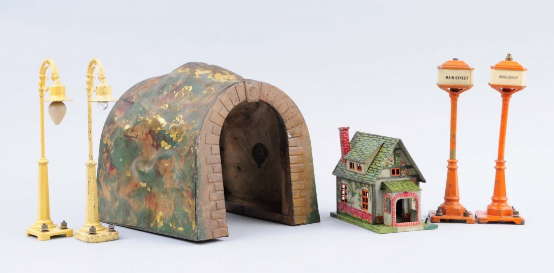 Lionel 118 Tunnel, 184 Bungalow & Street Lights.: 118 Tunnel is complete and all original but very scratched and in fair condition. 184 Litho bungalow all complete and original, very clean, no rust and in very good condition. Two No. 58 street lights