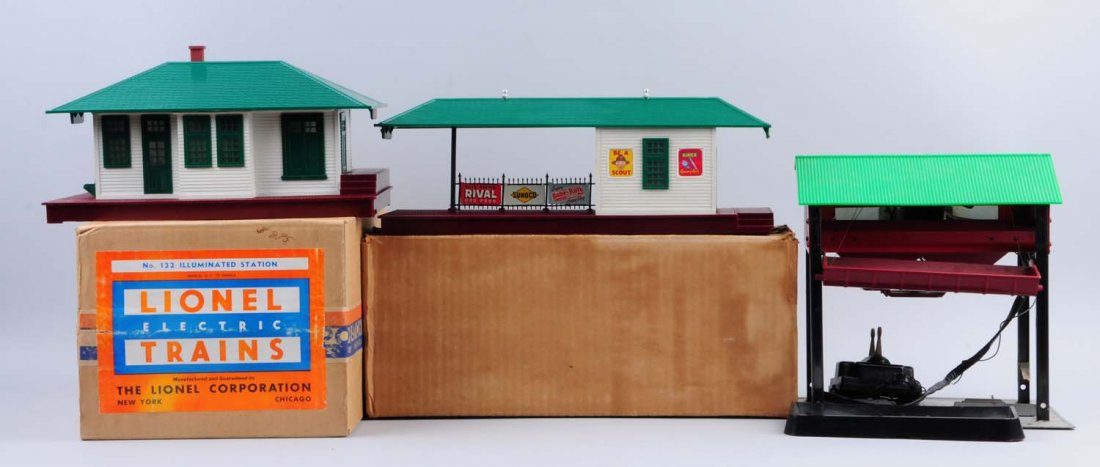 Lionel 497 Colar, 132, 256 Stations.: 497 Coaling station, complete and all original but has some paint chips and scratching throughout, very good condition. 256 Freight station, complete like new in original box. 132 illuminated station 