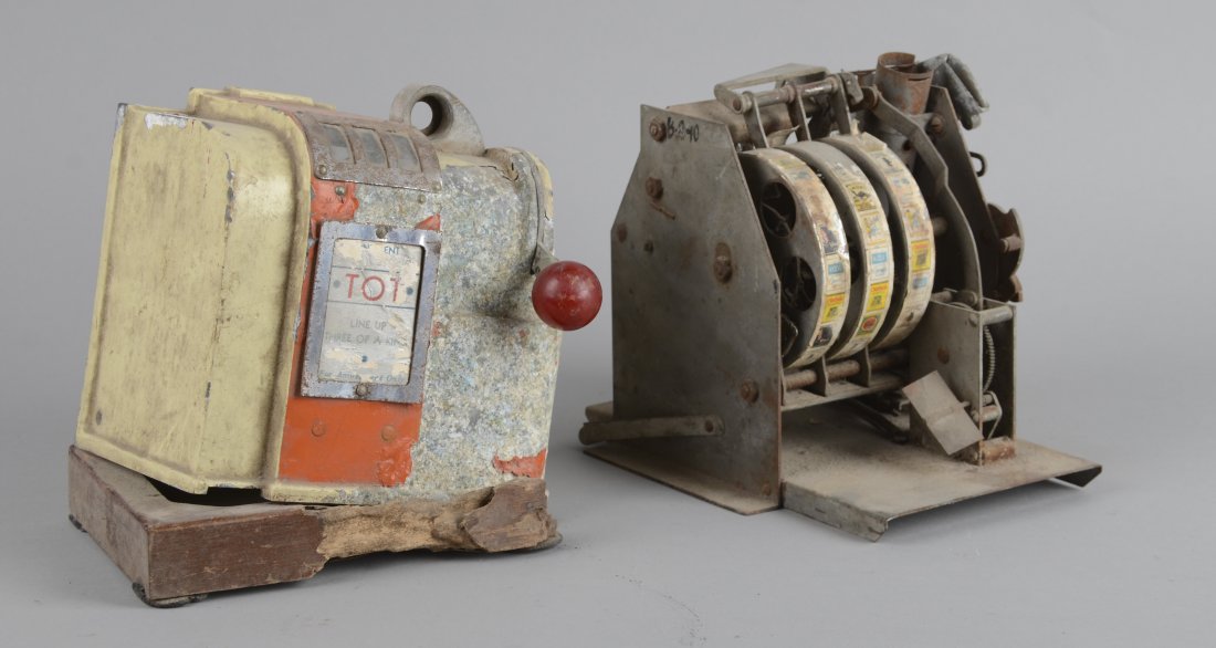 1¢ ToT Countertop Cigarette Reel Trade Stimulator: Reels feature several brands of cigarettes such as Camel, Chesterfields, Old Gold, Kool, Lucky Strike, etc. Manufactured by Western Products Inc. Circa 1940. Condition (Fair). Size 7" x 5" x 8"