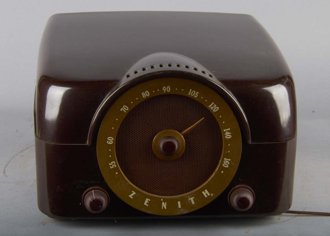 Zenith Cobra-Matic Tabletop Radio Phonograph: Brown bakelite case for this Model H664 circa 1951 shows very little wear. All-speed automatic record changer. Condition (Very good). Size 16" x 20" x 10"