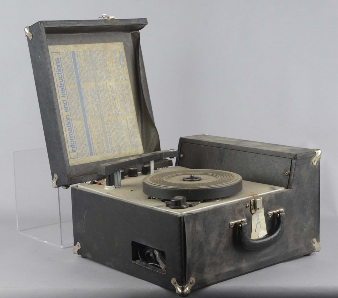 Hamilton Electric Middle School Phonograph: Multi-Speed. Bad Needles. Some wear to case. Condition (Fair). Size 19" x 9" x 14"