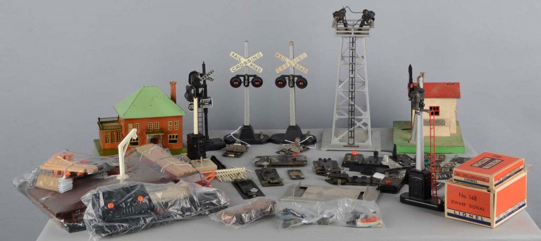 Assorted Lionel Train Buildings And Accessories (1 of 1)