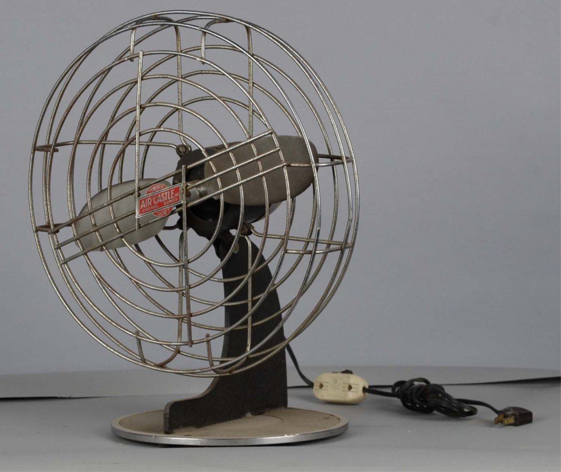 Vintage Air Castle Electric Desk Fan: Universal Electric tabletop model 14H8. This dual-blade fan shows a few chips along the edges of the metal blades. Condition (Very Good). Size 16-1/2" T.