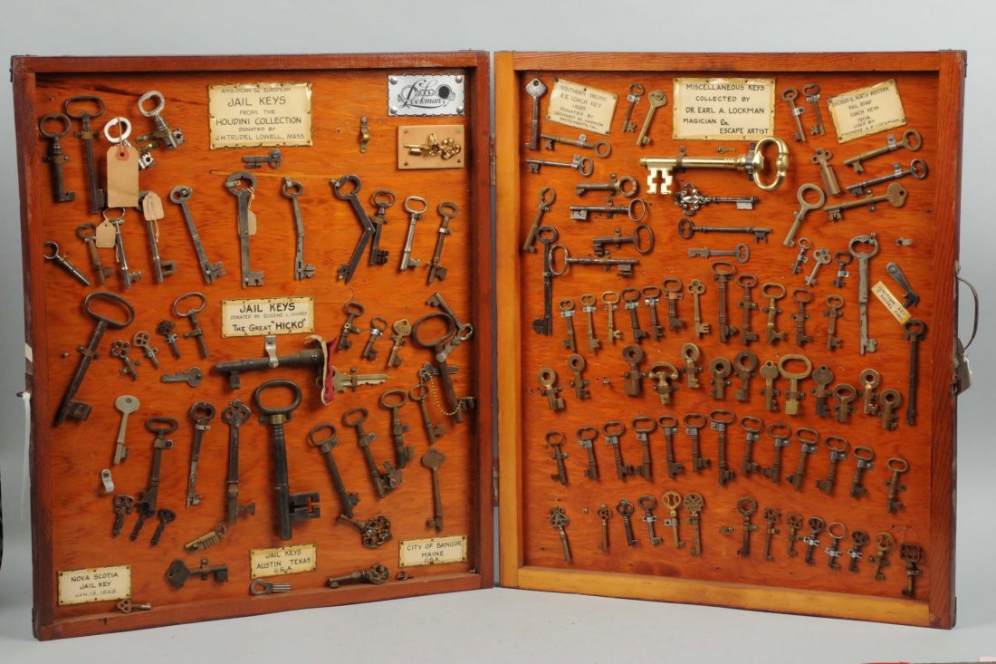 Display Box with 100 Plus Keys - Houdini - Hicko. (1 of 3)