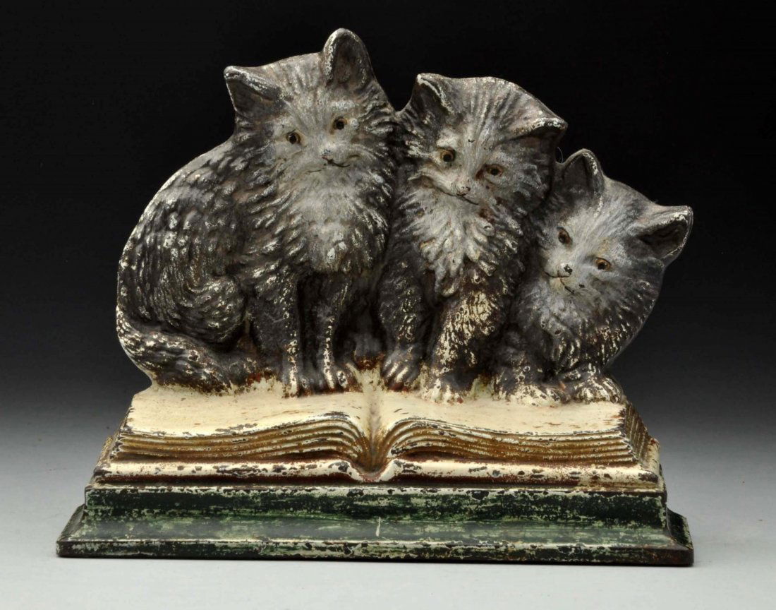 Cast Iron Three Kittens on Book Doorstop. (1 of 2)