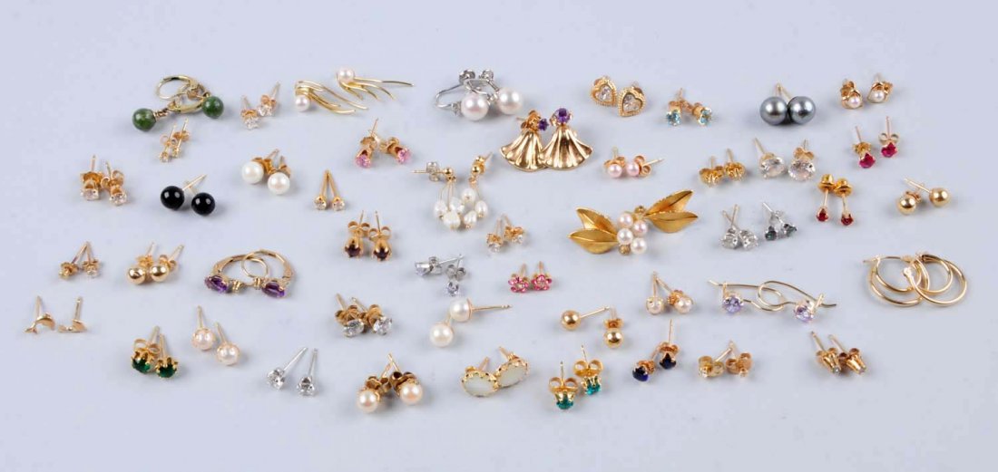 Large Lot Of Assorted Gold Earrings. (1 of 1)