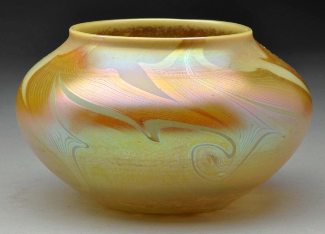 Small Art Glass Bowl. (1 of 3)