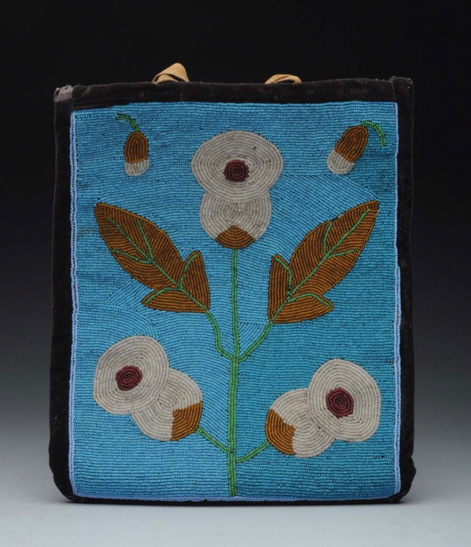 Late 1800s Antique Native American Beaded Pouch. (1 of 4)