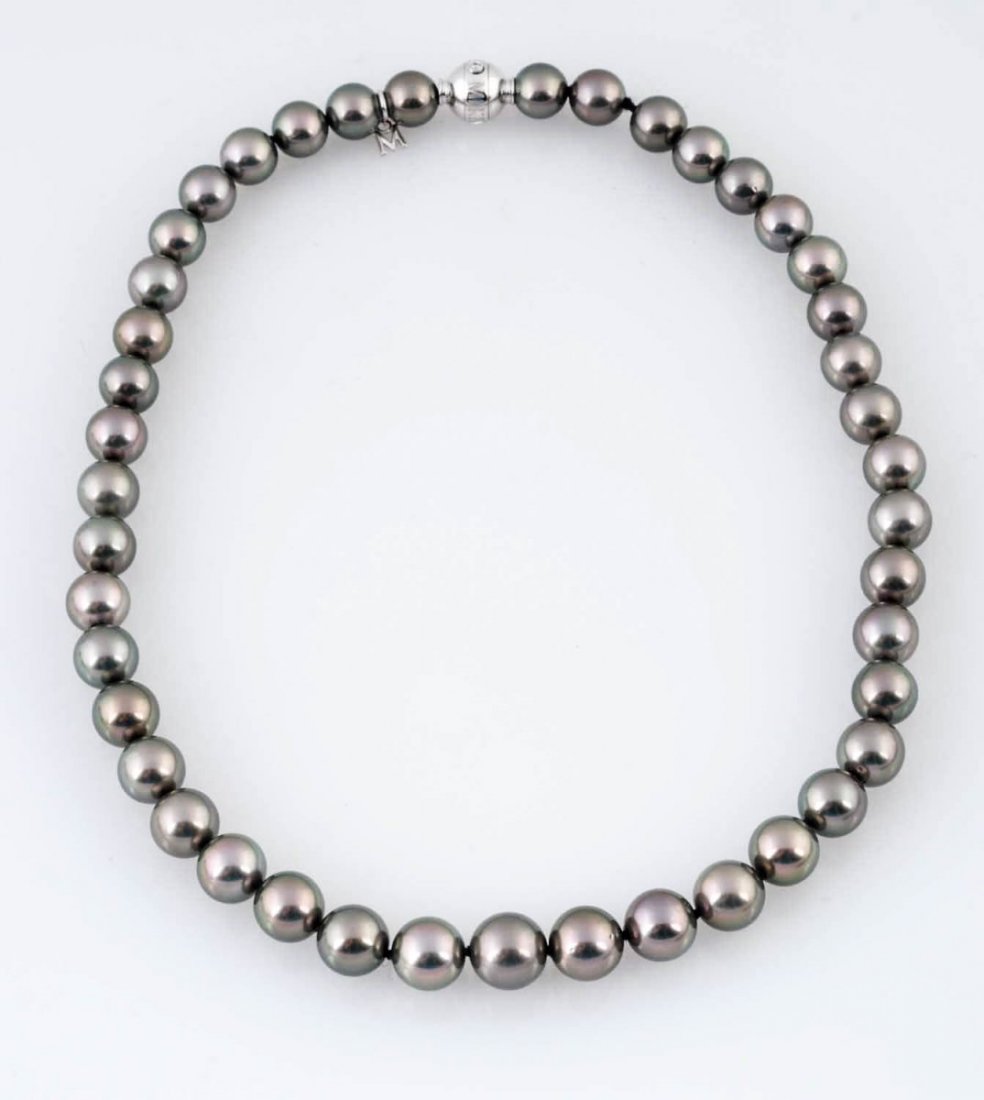 Fine Mikimoto Tahitian Pearl Necklace. (1 of 3)