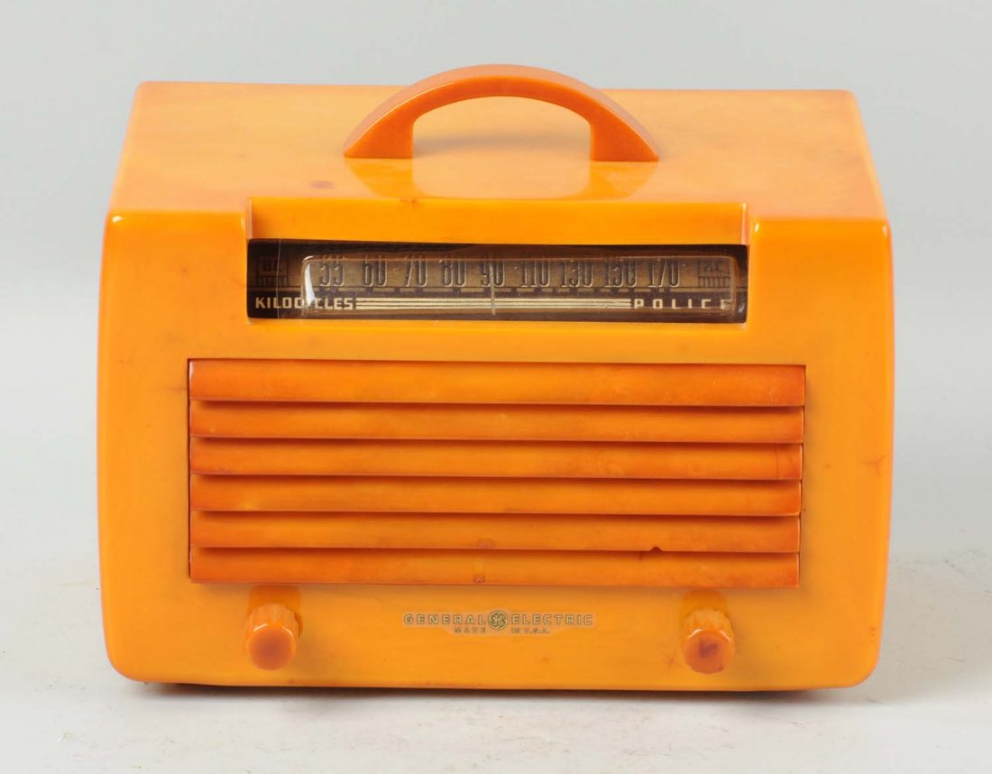 General Electric Model L-571 Bakelite Radio. (1 of 2)