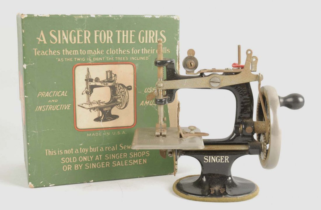 Girls Singer Sewing Machine. (1 of 1)