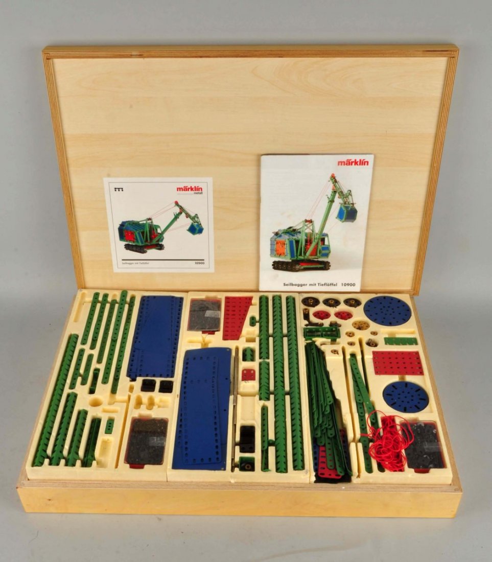 Contemporary Marklin No.10900 Erector Crane Model.: Original wooden box looks unused. Includes manual. Condition (Near Mint). Size Box: 19-3/4'' x 28-1/4''.