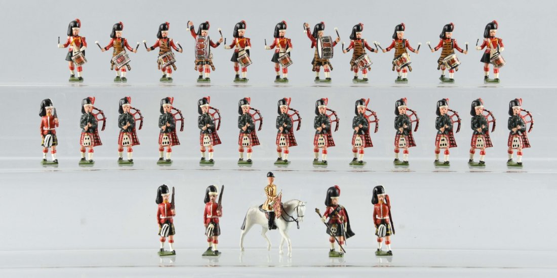 Lot Of 29: Britains Highlanders w/ Pipers & Band. (1 of 1)
