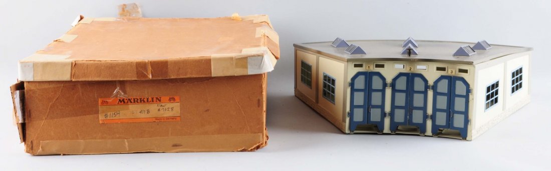 Marklin No. 7028 Round House Section. (1 of 2)