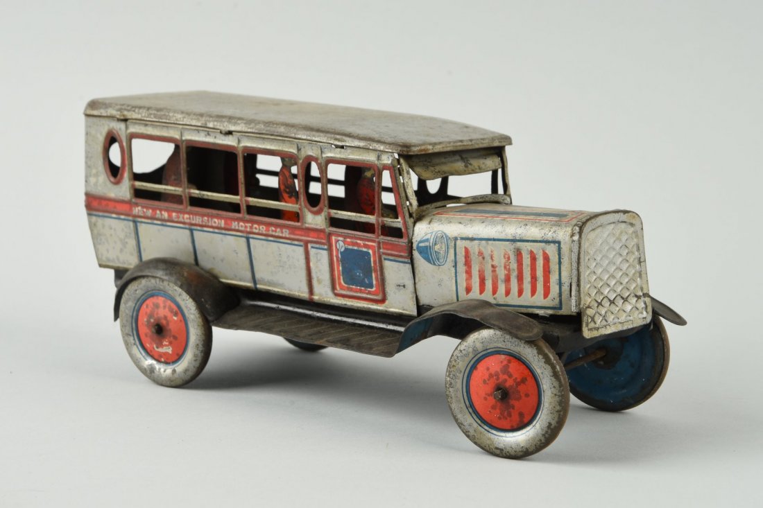 Modern Toys Wind-Up Excursion Bus. (1 of 2)