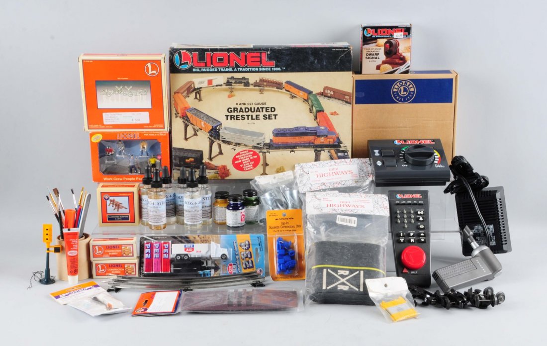 Large Lot of Lionel O Gauge Layout Items. (1 of 1)