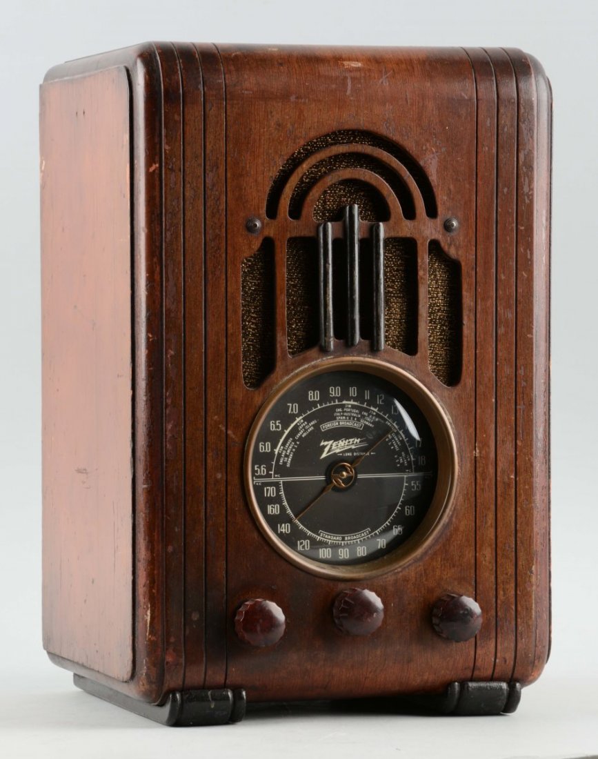 Wooden Zenith Radio.: Original knobs and front. Condition (Good - Very Good). Size 15 -1/2" x 10 -1/2" T.