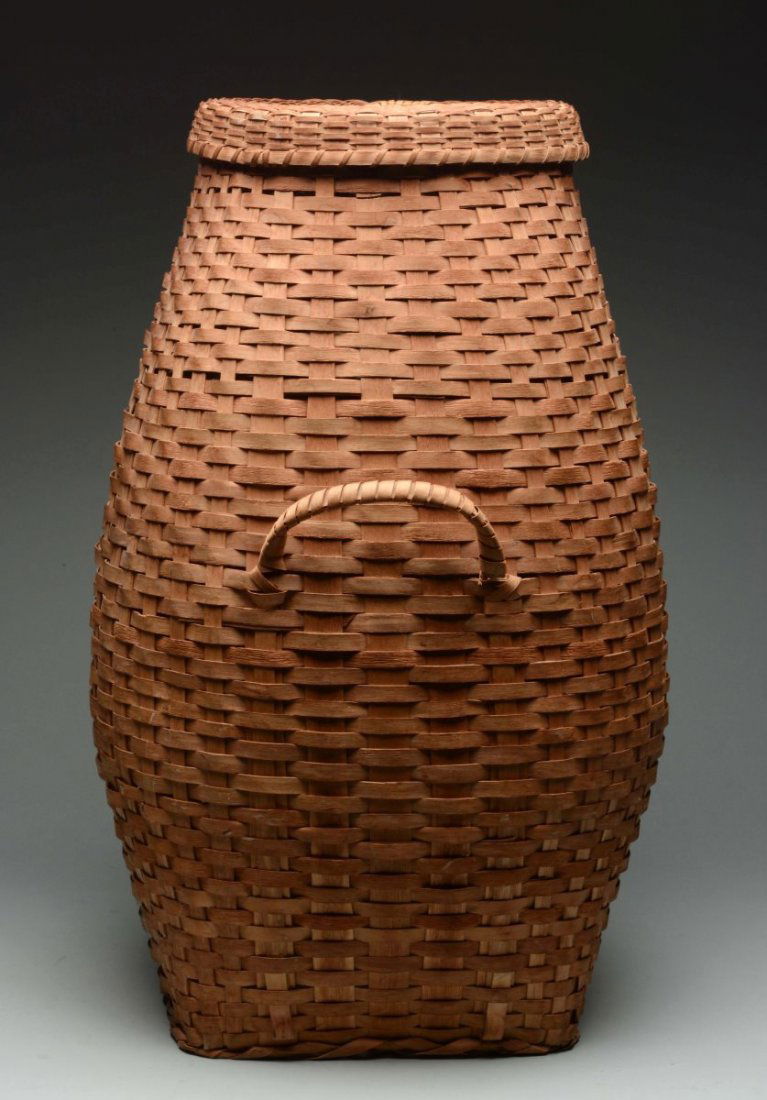 Large Lidded Wicker Basket. (1 of 2)