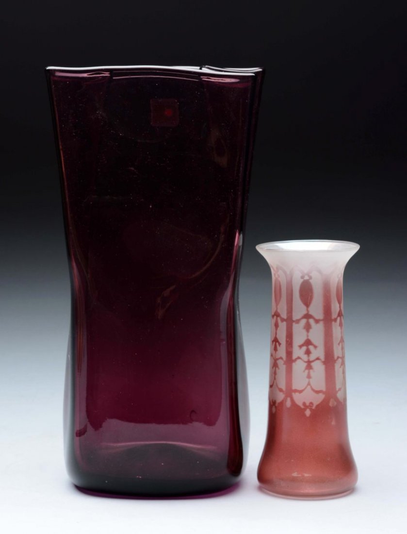 Lot of 2: Glass Vases. (1 of 2)