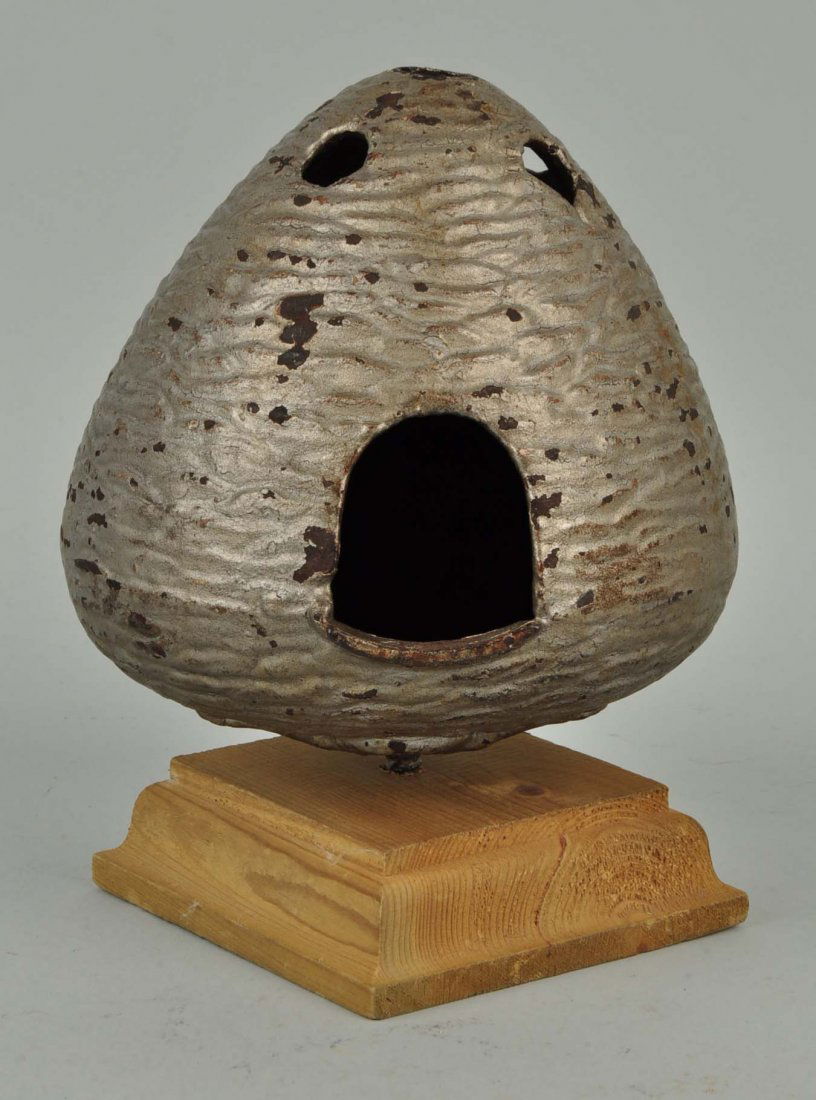 Cast Iron Beehive Birdhouse. (1 of 2)