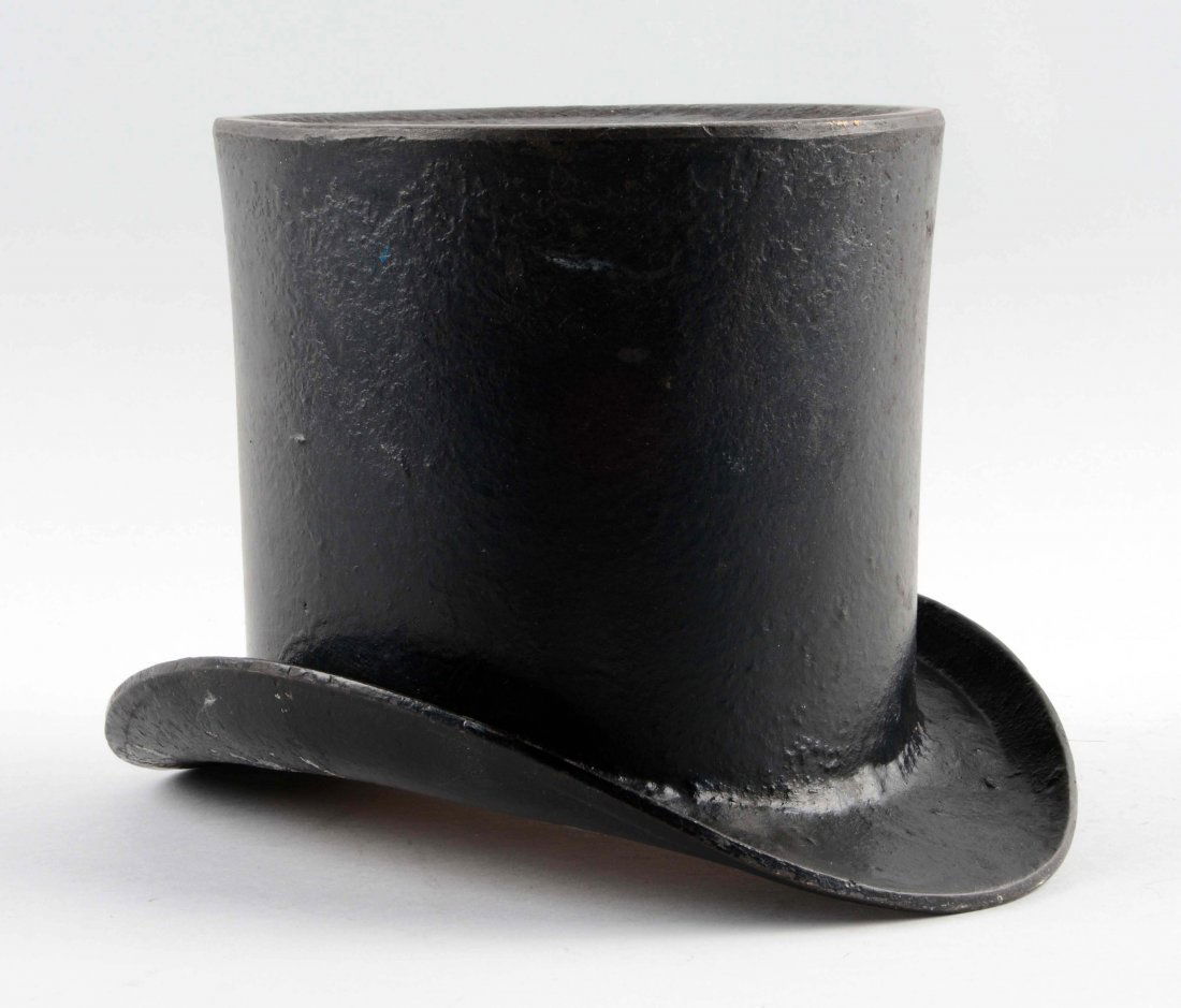 Cast Iron Top Hat Spittoon. (1 of 2)