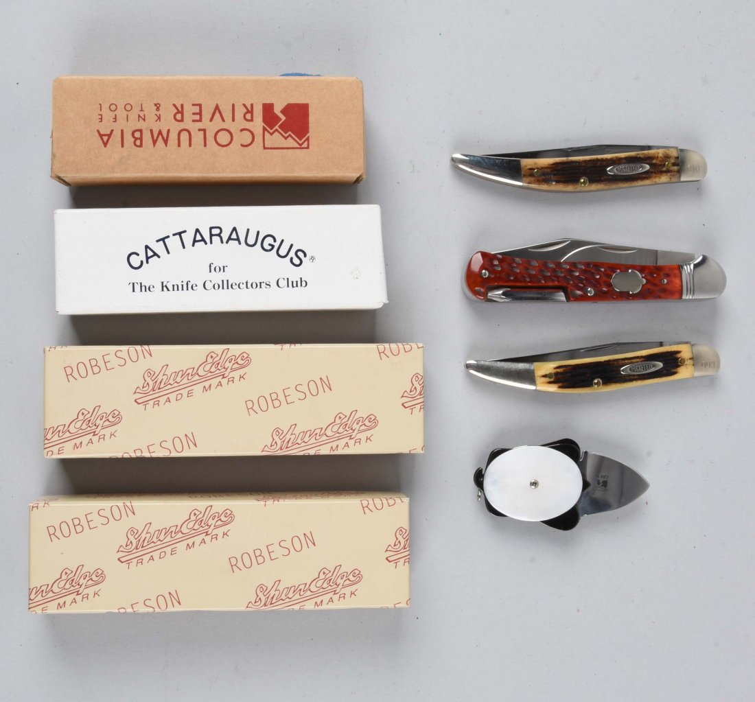 Lot Of 4: Folding Knives by Various Makers.: 1) Cattaraugus, 4-3/8", 3 blade lock back handled in red bone, correct factory box, serial #43, knife was made for the "Chesapeake Bay Knife Club Inc". 2) Robeson ShurEdge, #Q622113, 4-1/4" 1 blade Te