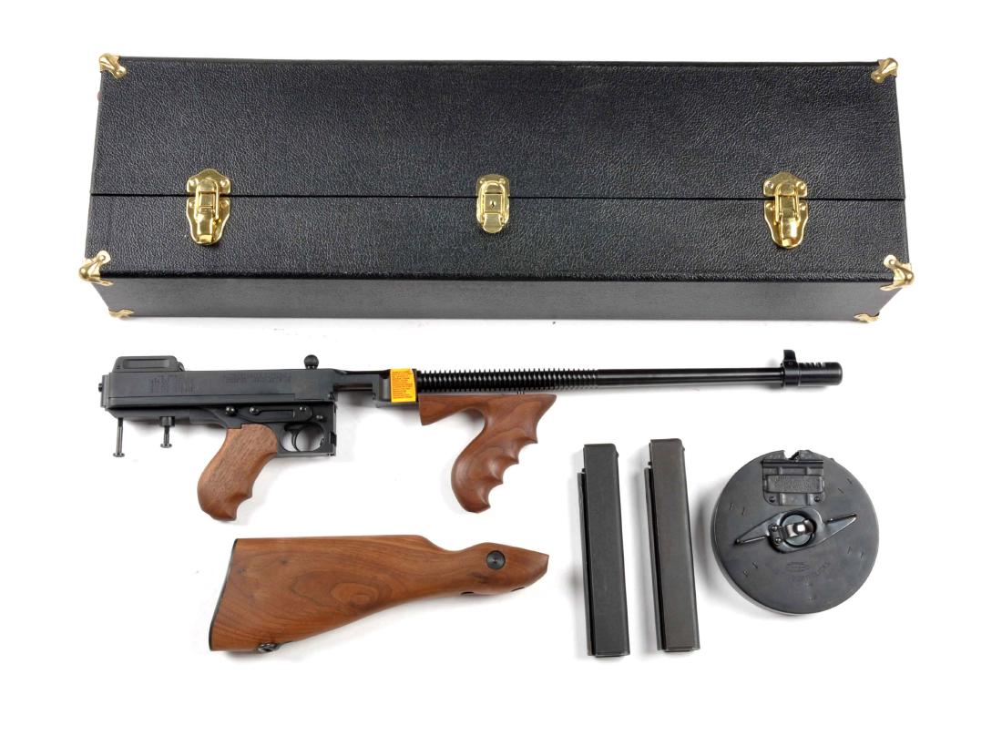 (M) Cased Auto-Ordinance Model 1927 A-1 (Tommy Gun).: This is a Thompson 1927 A-1 Tommy gun. Made famous in Chicago during the roaring 20's. This version is chambered for the 45 ACP cartridge and features a 18" finned barrel. Matte blue finish on frame w
