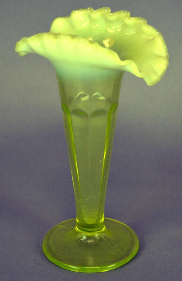 Vaseline Opalescent cre vase: Vaseline Opalescent cre vase