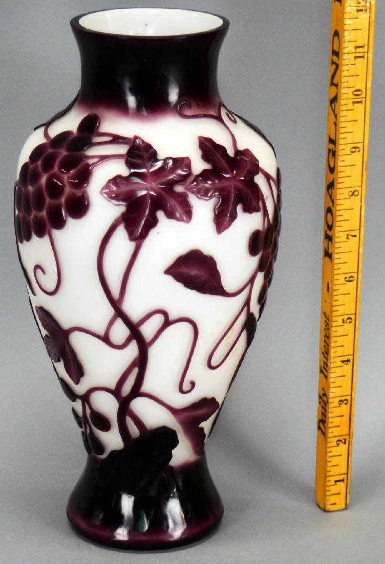 Pilgrim glass cameo vase (Small Color fleck): Pilgrim glass cameo vase (Small Color fleck)