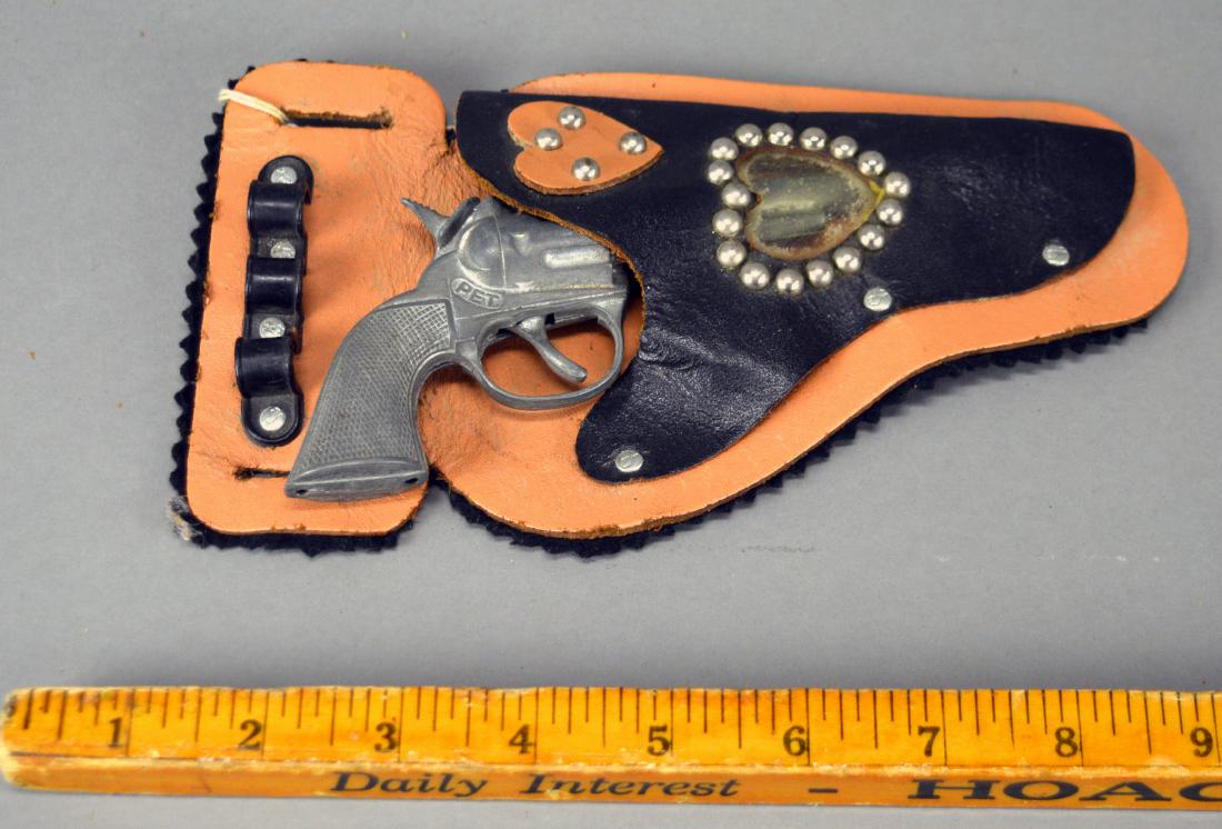 "Pet" cap gun with holster: "Pet" cap gun with holster