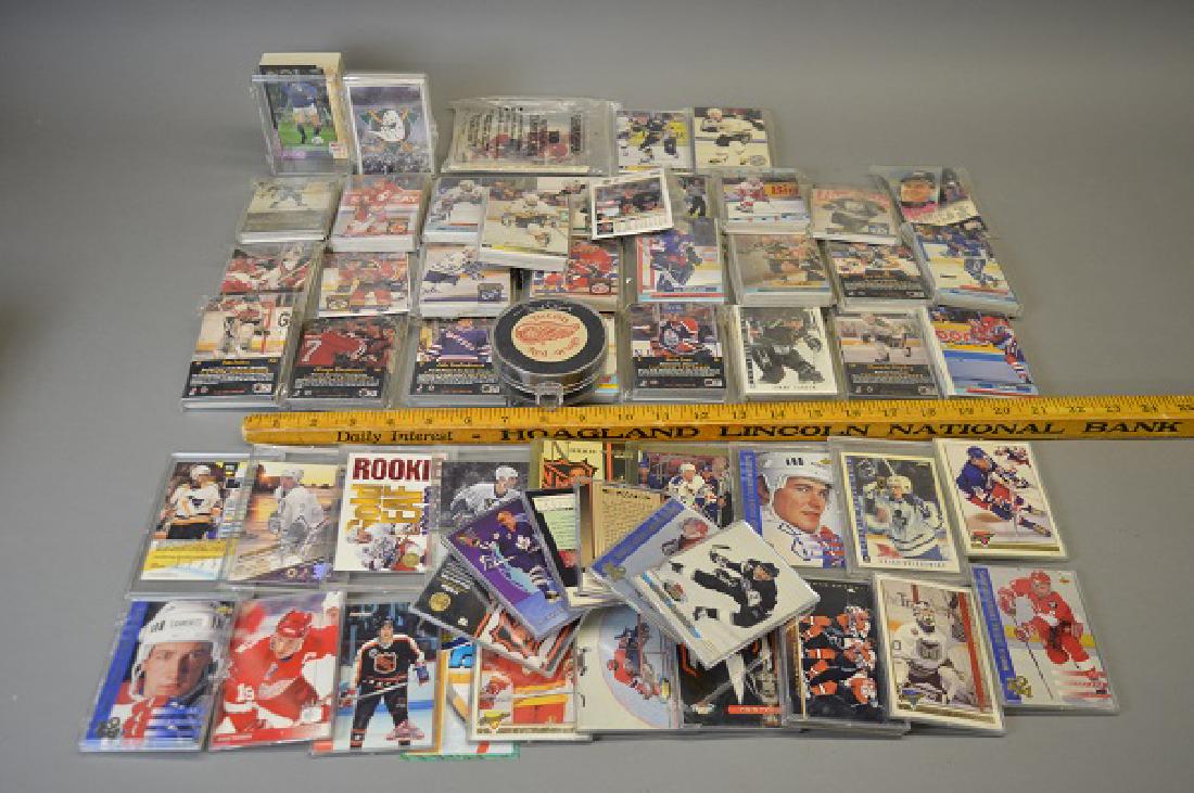 Collection of Hockey sportscards with a puck: Signed official game puck from the Detriot Red Wings