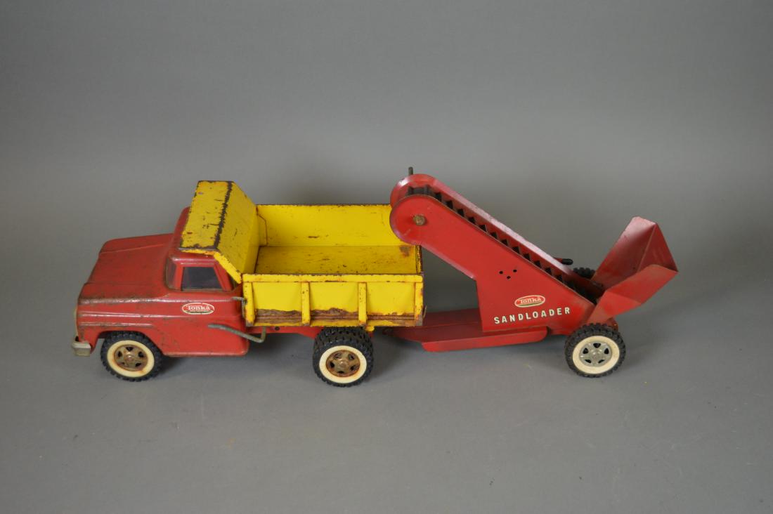 1964 Tonka dumptruck with sand loader: Surface wear and rust