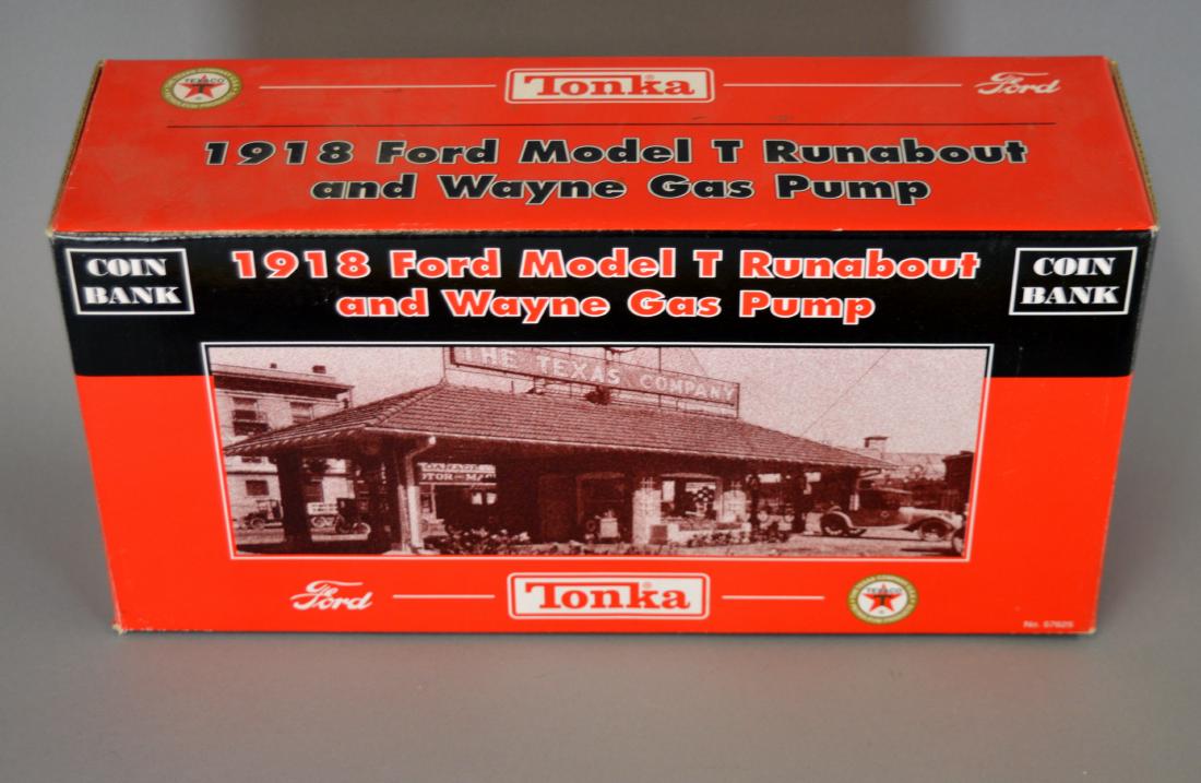 Gearbox Tonka Ford Model T diecast coin bank: 1:24 scale. With Texaco Wayne gas pump, boxed set