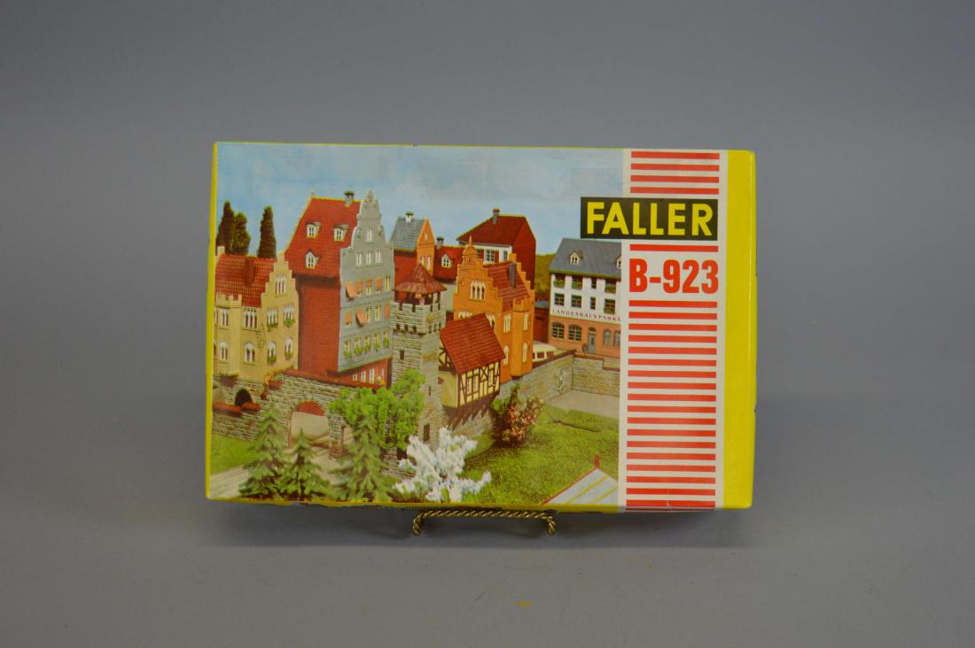 Faller B-923 HO Scale City Wall Model Kit: Faller B-923 HO Scale City Wall Model Kit