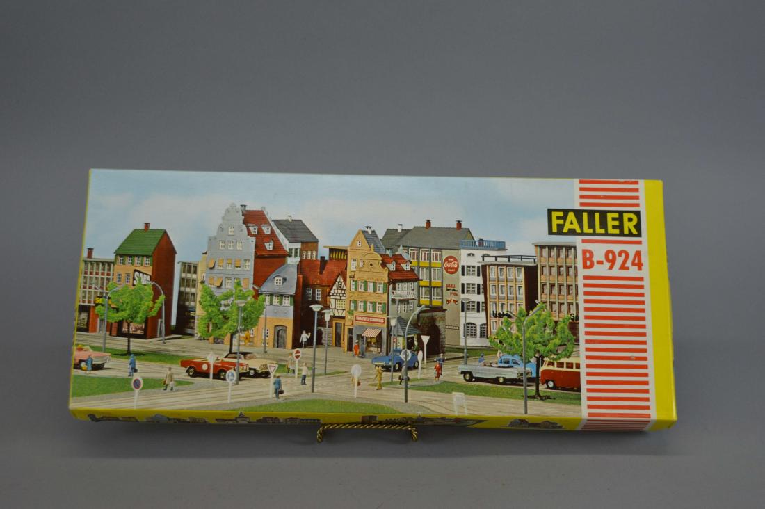 Faller B-924 HO Scale Old Block Model Kit: Faller B-924 HO Scale Old Block Model Kit
