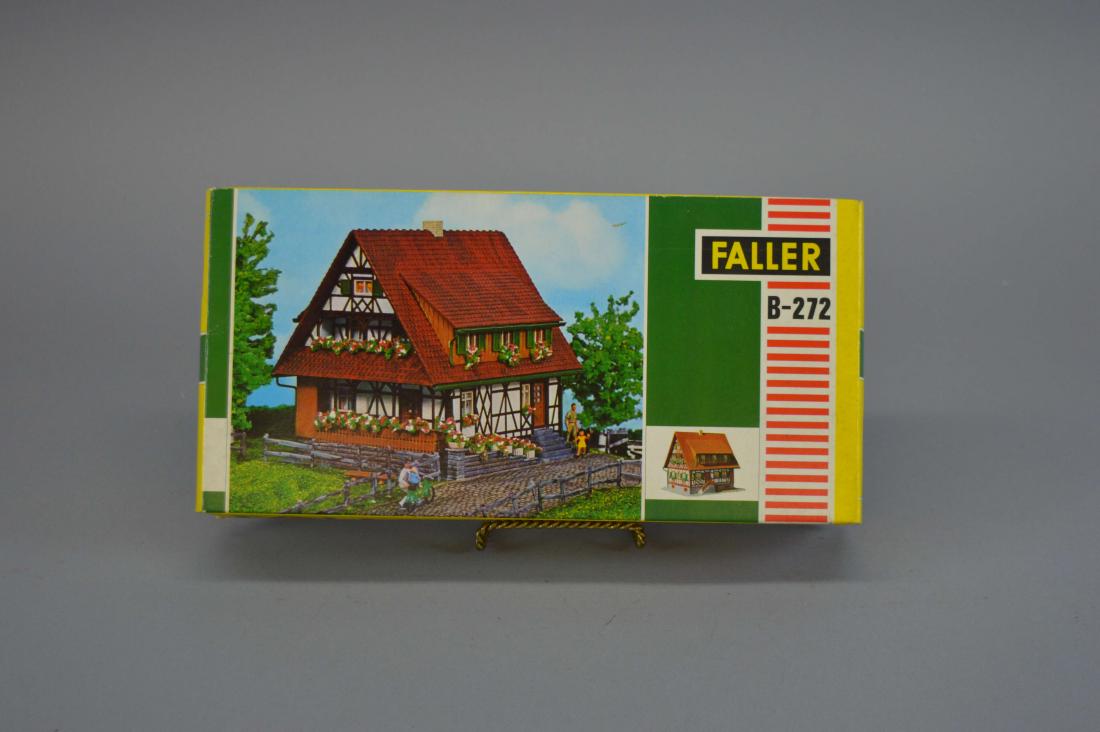 Faller B-272 HO Scale House Model Kit: Faller B-272 HO Scale House Model Kit