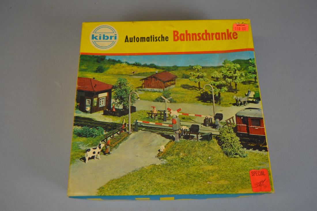 Kibri 2210 HO Scale Automatic Train Barrier: Kibri 2210 HO Scale Automatic Train Barrier