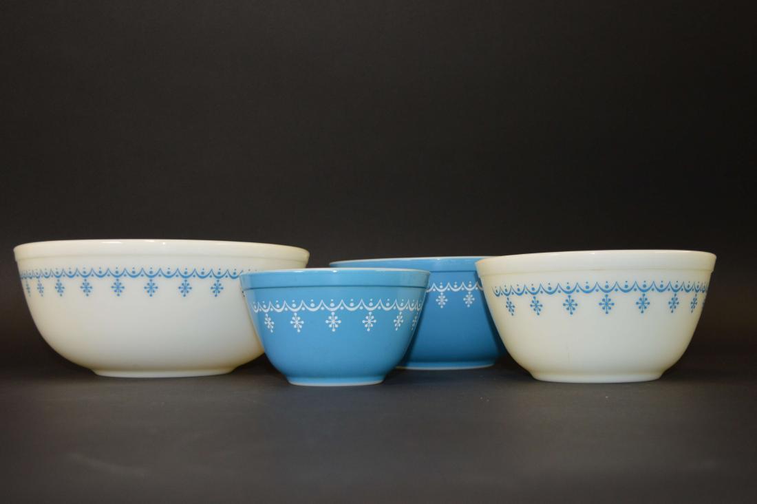 4 Pyrex Snowflake Garland Mixing Bowls (1 of 8)