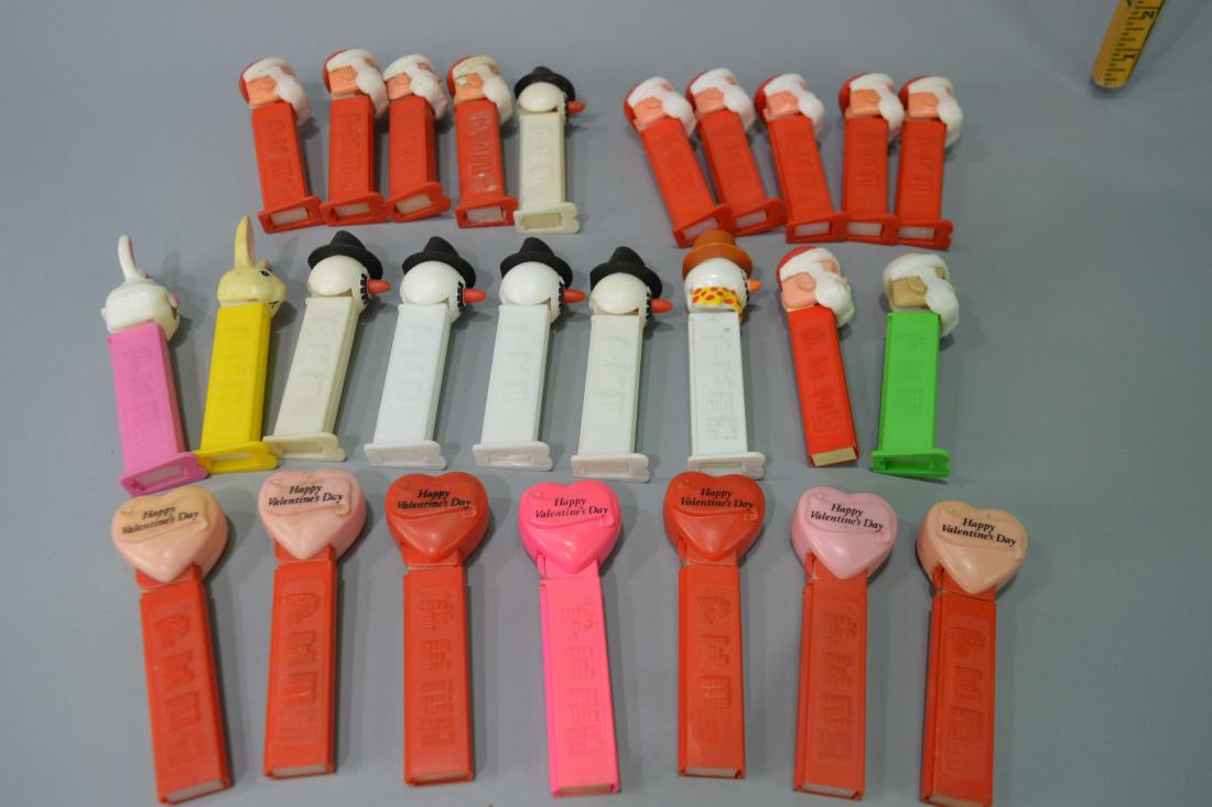 Large Assortment of Holiday PEZ Dispensers.: A large assortment of holiday PEZ dispensers. Please review the images for condition and dimensions.