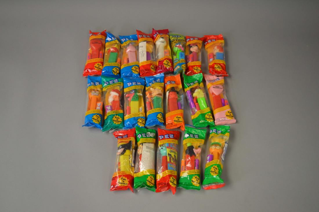 20 Packaged PEZ Dispensers: 20 packaged PEZ dispensers. Please review the images for condition and dimensions.