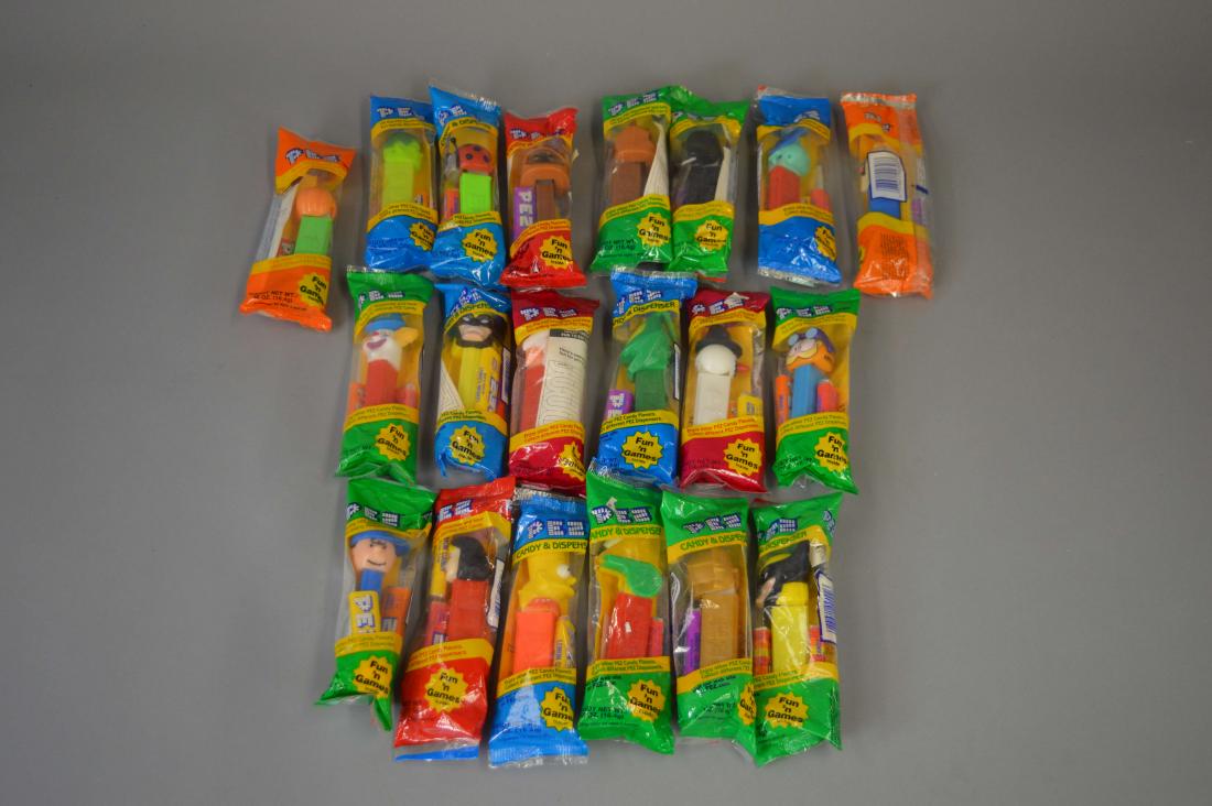 20 Packaged PEZ Dispensers: 20 packaged PEZ dispensers. Please review the images for condition and dimensions.