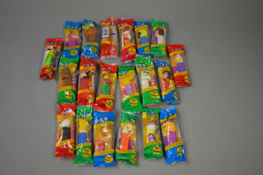 20 Packaged PEZ Dispensers: 20 packaged PEZ dispensers. Please review the images for condition and dimensions.