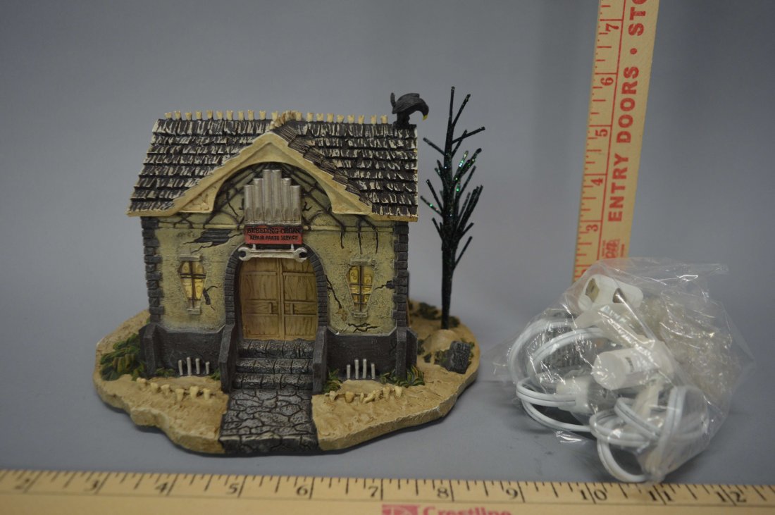 Munsters Halloween Village Organ Repair: A Hawthorne Munsters Halloween Village "Organ Repair," with original COA & foam case. Please review the images for condition and dimensions.