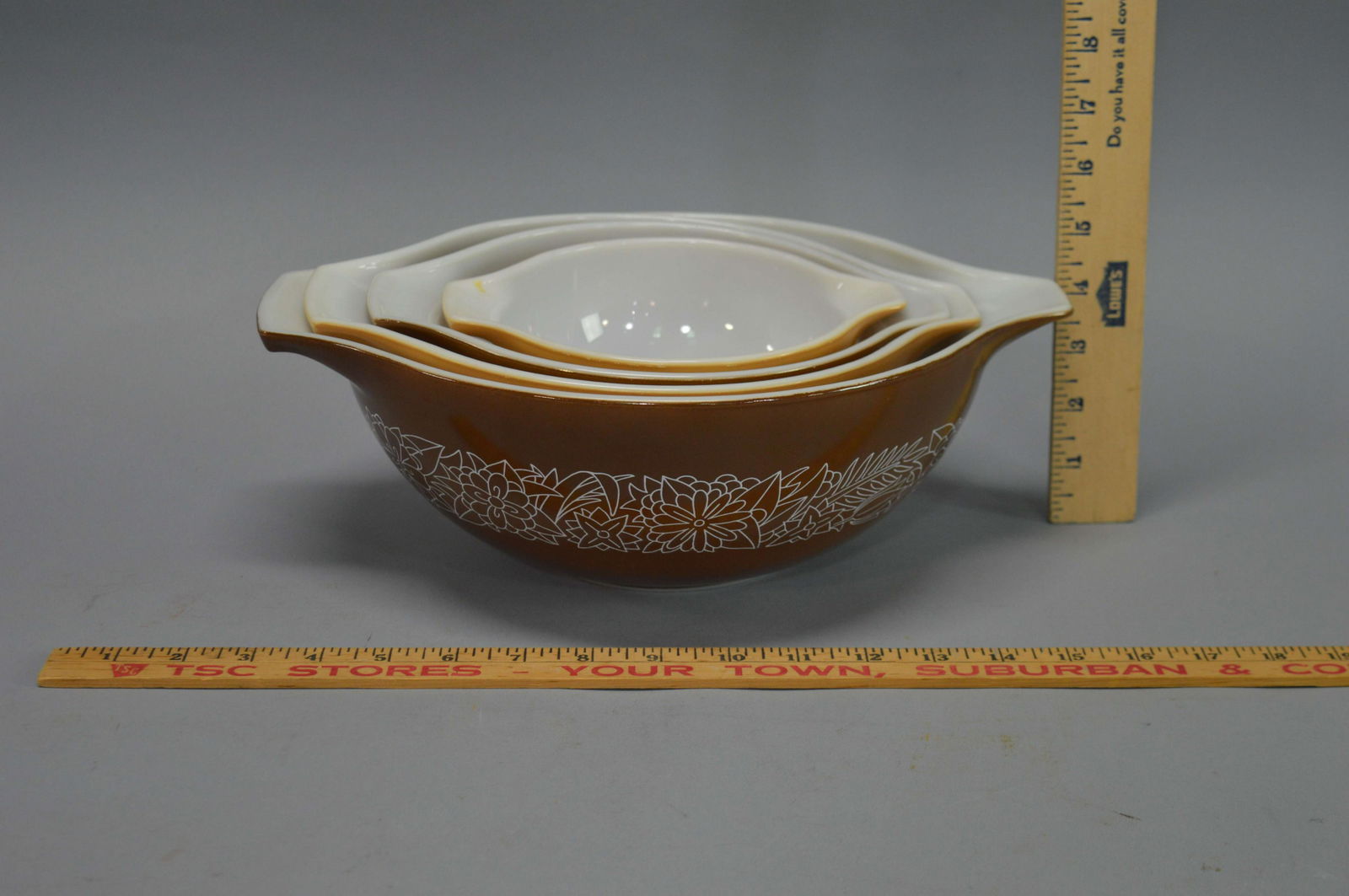 4 Pyrex Mixing Bowls: 4 Pyrex Mixing Bowls