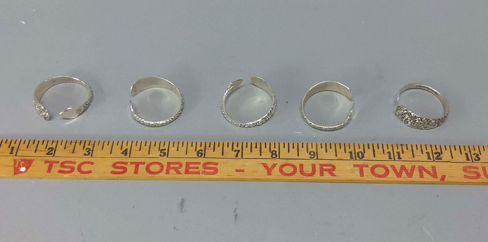 5 Stieff Sterling Repousse Napkin Rings: Five Stieff sterling silver "Repousse" napkin rings, weighing 71 grams. Good condition. Please review the images for condition and dimensions.