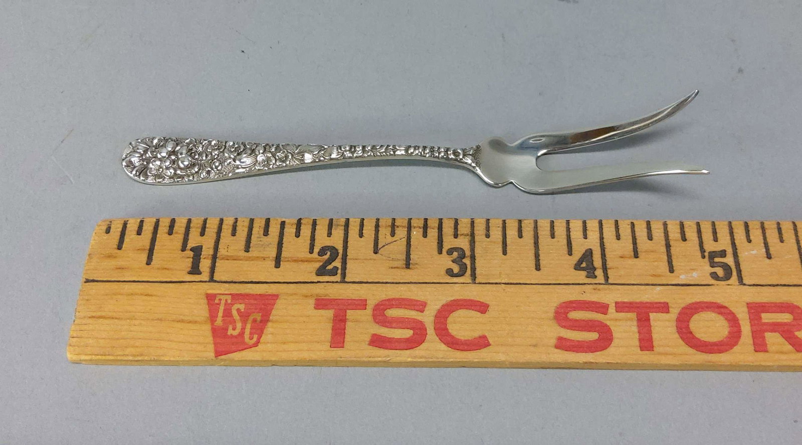 Stieff Sterling Silver Repousse Lemon Fork: A Stieff sterling silver "Repousse" lemon fork, weighing 14 grams. Good condition. Please review the images for condition and dimensions.