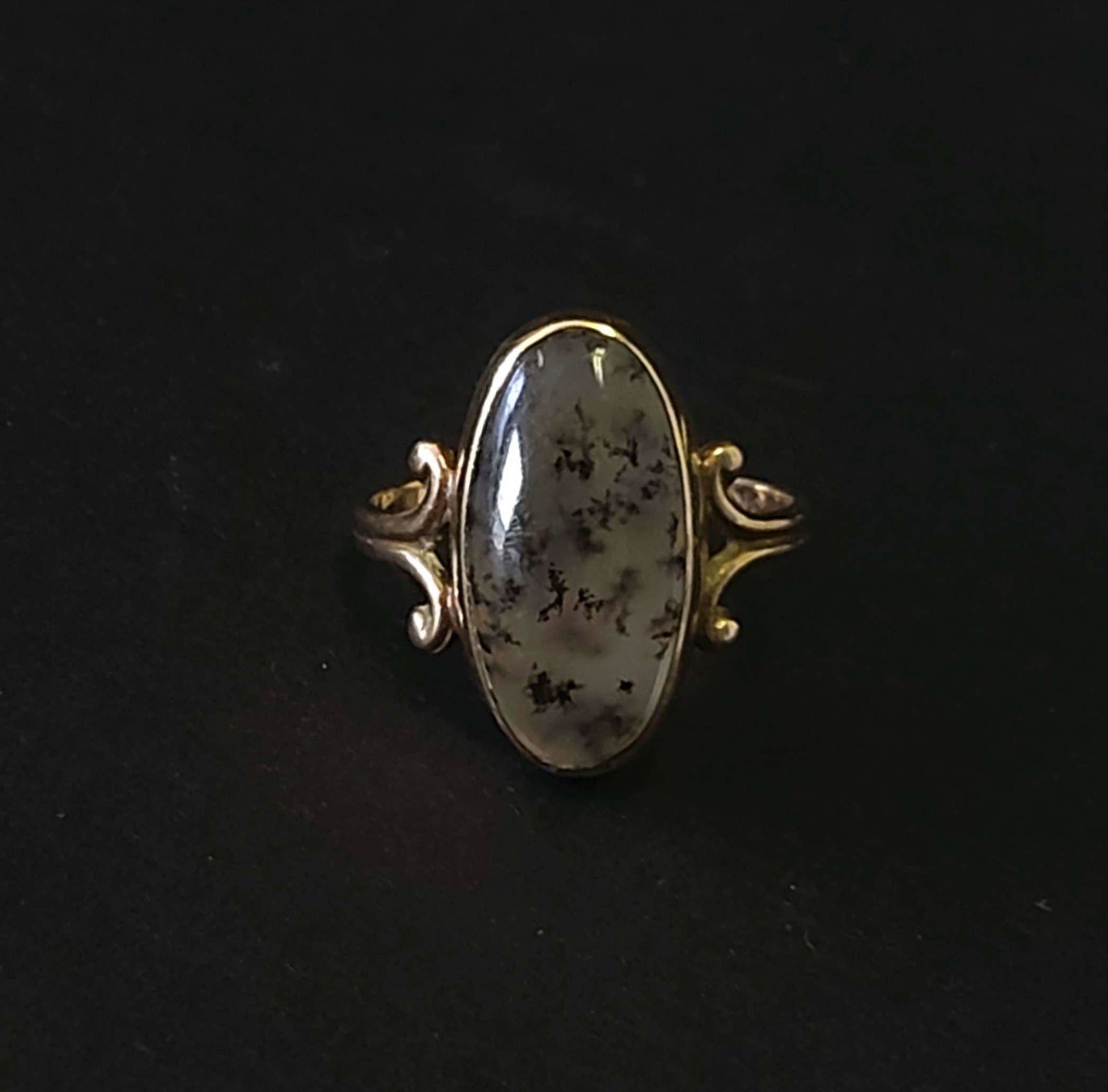 10k Gold & Moss Agate Ring: A 10k gold and moss agate ring, weighing 2 grams. Size 6.25. Please review the images for condition and dimensions.