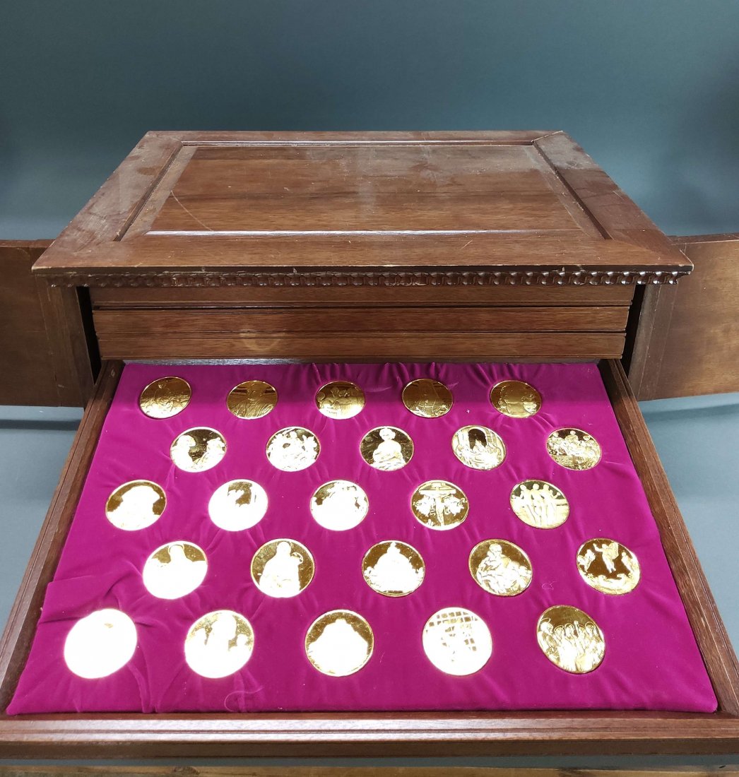 Franklin Mint Masterpieces of Raphael Sterling Medals: A Franklin Mint "The Masterpieces of Raphael" gold plated sterling silver medal set. The set includes 100 medals, a wood chest, booklet, and some paperwork. The medals have tarnish/oxidation spots and