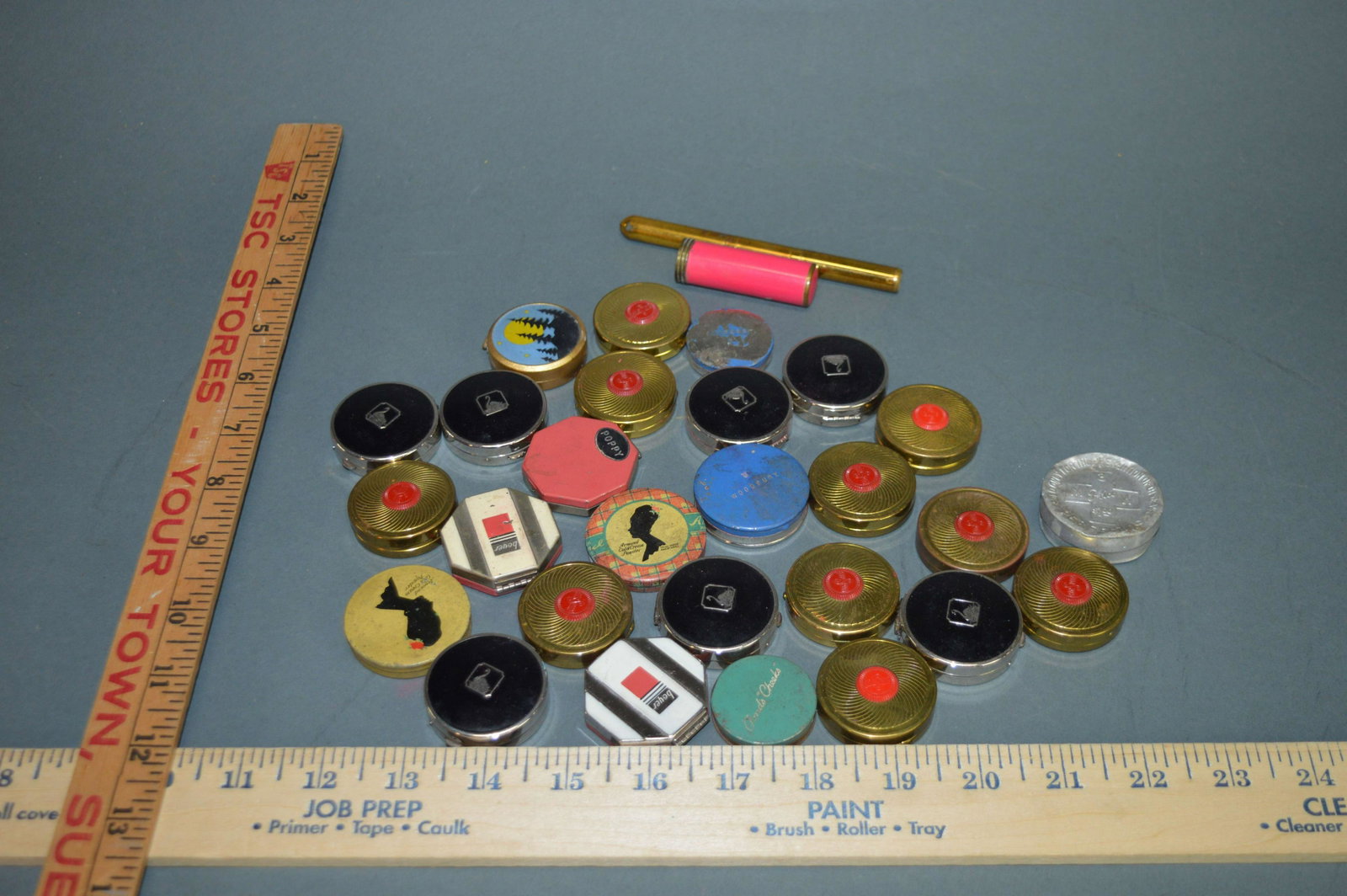 29 Vintage Cosmetic Tins & Compacts: A lot of 29 vintage cosmetic containers and compacts, including Airspun, Krank, Armand, Revlon, Boyer, and others.
