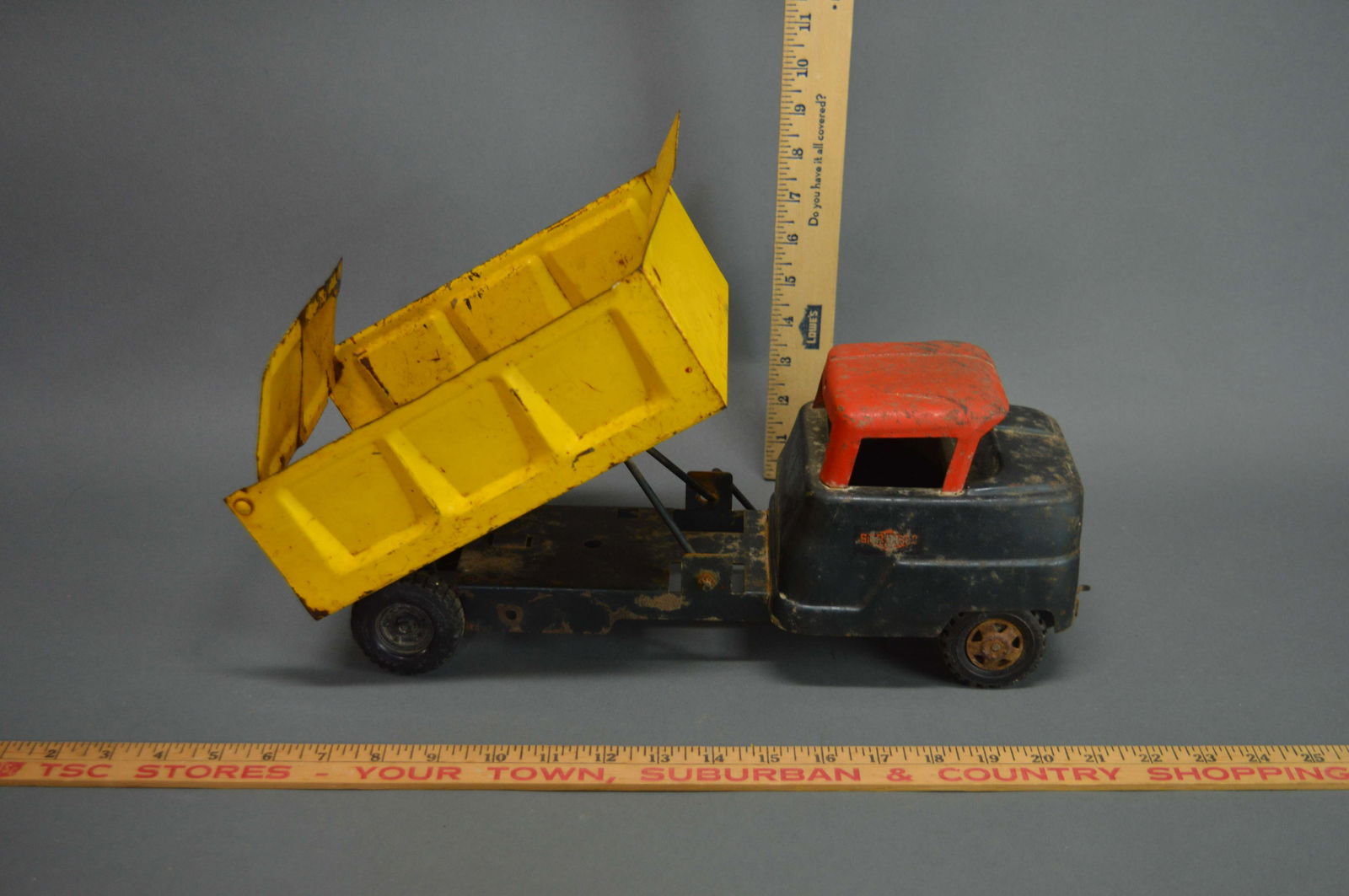 Structo Dump Truck (1 of 6)